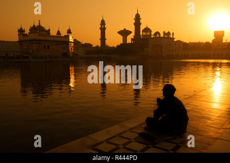 Pilger, die beim Goldenen Tempel der Sikhs in Indien Stockfoto