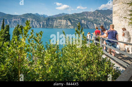 Blick auf den Gardasee von der Burg von Malcesine, Verona, Italien. Die Scaliger Burg ist entlang der malerischen Küste Stockfoto