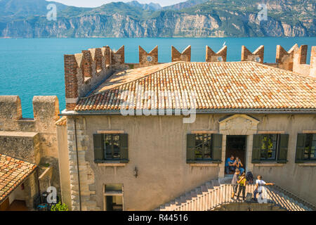 Die mittelalterliche Scaliger Burg in Malcesine am Gardasee, Verona, Italien. Die alte Scaliger Burg ist eine der wichtigsten touristischen Attraktionen Stockfoto