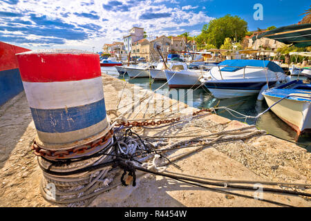 Liegeplatz Poller und alten Boote in Kastela Hafen, Split region von Kroatien Stockfoto