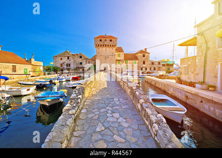 Kastel Gomilica Altstadt auf das Meer in der Nähe von Split Blick auf den Sonnenuntergang, Dalmatien Region von Kroatien Stockfoto