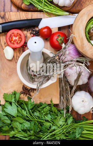 Blick von oben auf die Mörser aus Keramik und würzige Zutaten Stockfoto