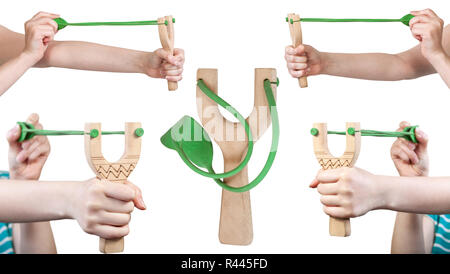 Der weibliche Hände mit Holz- Slingshot Stockfoto