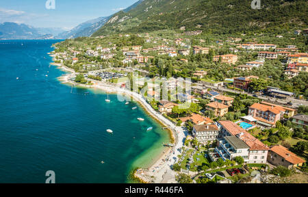 Stadt Malcesine am Gardasee Blick auf die Skyline, Region Venetien, Italien. Luftaufnahme, Ansicht von oben Stockfoto