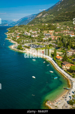 Stadt Malcesine am Gardasee Blick auf die Skyline, Region Venetien, Italien. Luftaufnahme, Ansicht von oben Stockfoto
