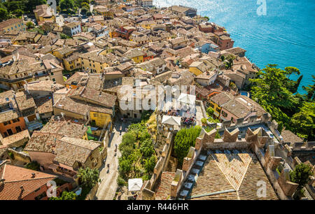 Blick auf den Gardasee über den Dächern von Malcesine, Gardasee, Italien. Region Venetien, Italien. Luftaufnahme, Ansicht von oben Stockfoto