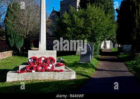 War Memorial und Mohn in den Kirchhof der St. Peter's Kirche, Bischof von Waltham, Hampshire, England Großbritannien Stockfoto
