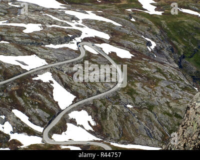 Mountain Road vom Dalsnibba Pass nach Geiranger in Norwegen. Stockfoto