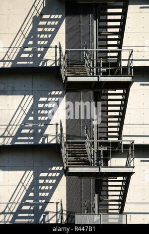 Externe Treppe wirft Schatten Stockfoto