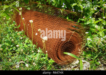 Metal net Stahl in Rollen von Eisen Gitter (Drahtgeflecht) mit Rost für Beton in Baustelle verstärken Stockfoto