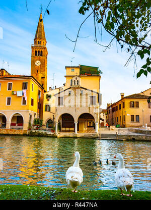 Vertikale Sicht auf den Fluss Lemene, Clock Tower und Oratorium Madonna della Pescheria, Portogruaro, Venetien, Italien Stockfoto