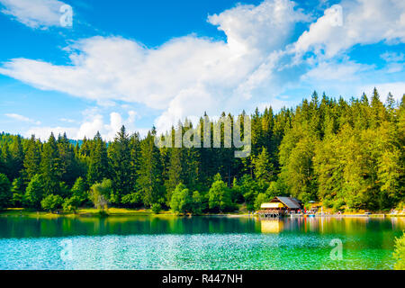 Blick auf die Hütte am unteren See in Fusine, Tarvisio, Friaul, Italien Stockfoto