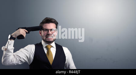 Junge verloren Geschäftsmann Mann seinen Kopf schießen mit Gewehr Stockfoto