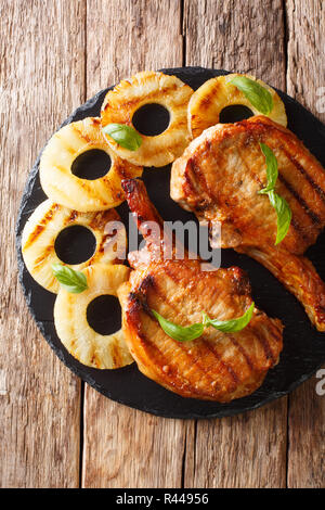 Frisch lecker Gegrilltem Schweinefleisch in Honig Ananas hacken schließen Glasur auf Schiefer auf dem Tisch bereit. Vertikal oben Ansicht von oben Stockfoto