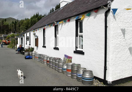Dieses Line up von Bierfässern sicherzustellen, dass der Pub, die Alte Schmiede, in der Lage sein wird, zu öffnen und den Durst der Einheimischen und Besuchern stillen. Das ist der einzige öffentliche Haus herum für Meilen und Meilen. Der Weiler von knoydart kann nur mit dem Boot oder zu Fuß erreicht werden, da es auf einer Halbinsel im Nordwesten der Highlands von Schottland sitzt. Stockfoto