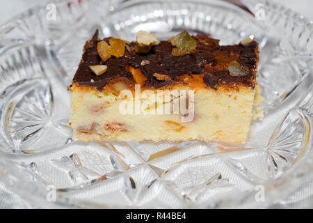 Käsekuchen Schicht auf einer Platte Stockfoto