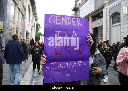 Athen, Griechenland. 24 Nov, 2018. Feministinnen und Frauenrechtlerinnen in Athen zur Förderung von Frauen und zur LGBTQI Rechte demonstrieren. Credit: George Panagakis/Pacific Press/Alamy leben Nachrichten Stockfoto