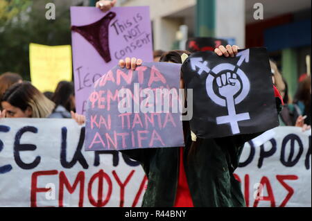 Athen, Griechenland. 24 Nov, 2018. Feministinnen und Frauenrechtlerinnen in Athen zur Förderung von Frauen und zur LGBTQI Rechte demonstrieren. Credit: George Panagakis/Pacific Press/Alamy leben Nachrichten Stockfoto