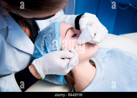 Kosmetische verfahren. Kosmetiker im Spa Beauty Salon, Akne Behandlung mit mechanischen Instrument. Konzept der medizinischen Behandlung und Pflege der Haut. Stockfoto