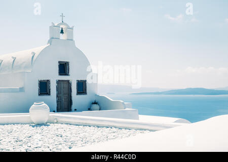 Traditionelle mediterrane weiße Kirche in minimalistischem Design und hellen Farben, Oia, Santorini, Griechenland, Europa Stockfoto