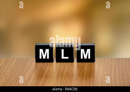 MLM oder Multi Level Marketing auf Schwarzen Block Stockfoto