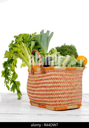 Korb voll mit Gemüse Stockfoto