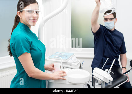 Zahnarzt einrichten Ausrüstungen in Klinik Stockfoto