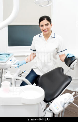 Selbstbewussten jungen weiblichen Kieferorthopäde Stockfoto