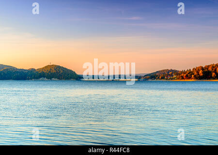 Solina See, Bieszczady, Polen. Blick auf dem See bei Sonnenuntergang. Stockfoto