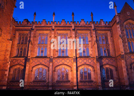 Fassade der Lanyon Gebäude, Queen's University, Belfast, Nordirland in der Nacht. Stockfoto