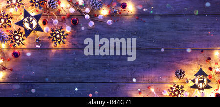 Weihnachten Lichter und Kugeln auf rustikalen Holzbrett Stockfoto