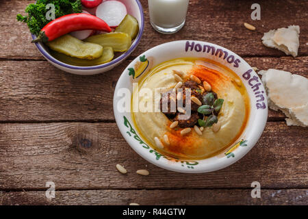 Humus mit gebratenem Fleisch und Gewürze, kopieren Raum Stockfoto