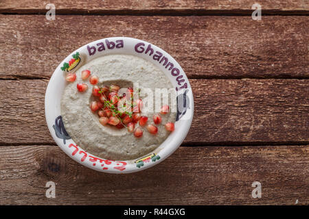 Auberginen dip Baba ganoush mit Brot und Gemüse, Kopie Raum Stockfoto