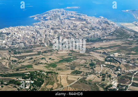 Luftaufnahme von Malta Bugibba vom Flugzeug einschließlich der Küste Stockfoto