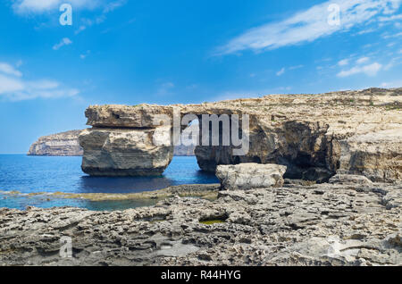 Panoramablick auf Rock Formation namens "Azure Window' auf der maltesischen Insel Gozo. Diese Felsformation wurde während eines Sturms im Jahr 2017 zerstört. Stockfoto