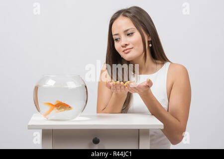 Sie fragt, dass Goldfische den Wunsch erfüllen Stockfoto