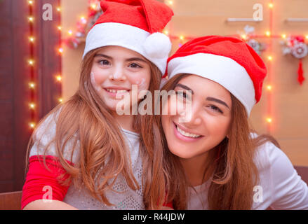 Mutter mit Tochter auf die Küche Stockfoto