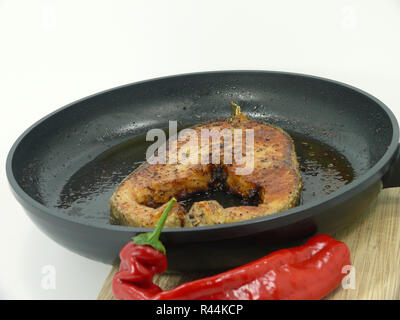 Lachs Steak in der Pfanne Stockfoto