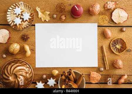 Weihnachtsdekoration auf Blau Holz Stockfoto