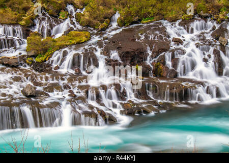 Der schöne Wasserfall Hraunfossar in Island Stockfoto