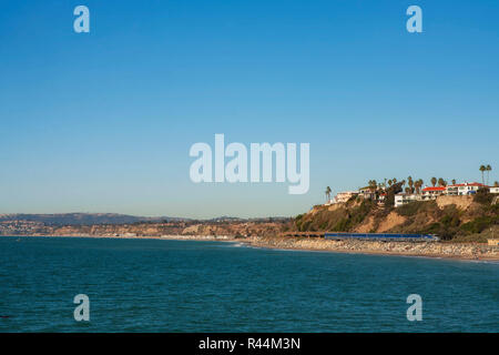 Der Amtrak Pacific Surfliner und reist durch San Clemente, Südkalifornien, Dezember 2008. Stockfoto