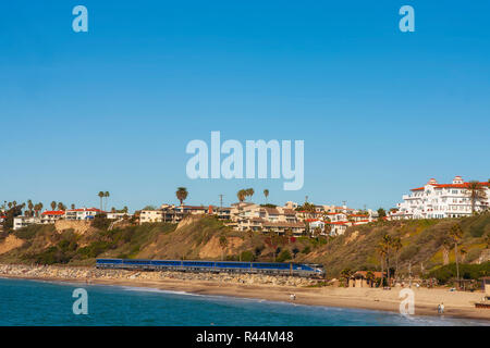 Der Amtrak Pacific Surfliner und reist durch San Clemente, Südkalifornien, Dezember 2008. Stockfoto