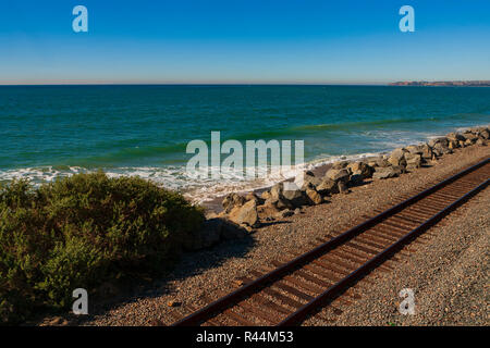 Der Amtrak Pacific Surfliner und reist durch San Clemente, Südkalifornien, Dezember 2008. Stockfoto