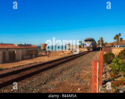 Der Amtrak Pacific Surfliner und reist durch San Clemente, Südkalifornien, Dezember 2008. Stockfoto