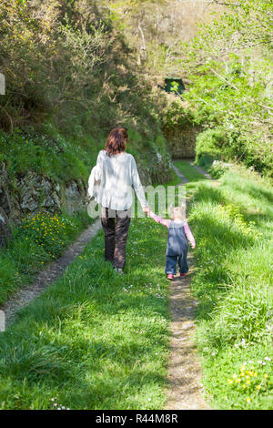 Mutter und Kind Wandern in der Natur Stockfoto