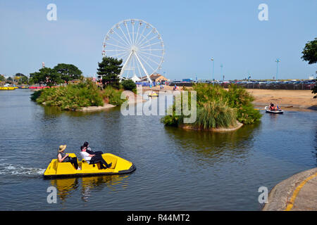 Peddle Boote und Skegness Auge, Riesenrad, Skegness, Lincolnshire, Großbritannien. In Skegness errichtet, in der Nähe vom Strand, im Jahr 2018. Stockfoto