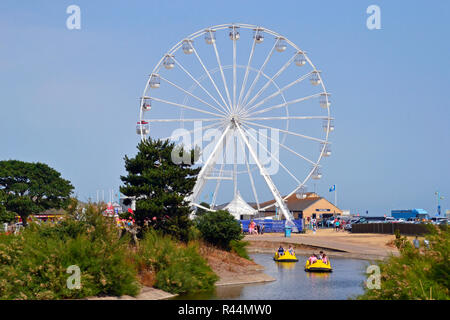 Peddle Boote und Skegness Auge, Riesenrad, Skegness, Lincolnshire, Großbritannien. In Skegness errichtet, in der Nähe vom Strand, im Jahr 2018. Stockfoto