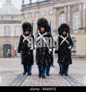 Royal Rettungsschwimmer vor Schloss Amalienborg während eines Schneesturms, Kopenhagen, Dänemark Stockfoto