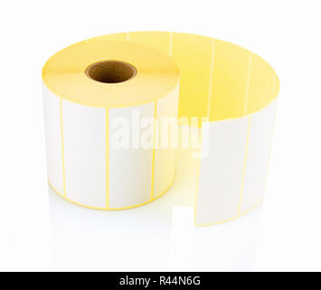 White Label Roll auf weißem Hintergrund mit Schatten Reflexion isoliert. Weiße Etiketten für Drucker der Haspel. Etiketten für Thermodirekt oder Thermotransfer Stockfoto