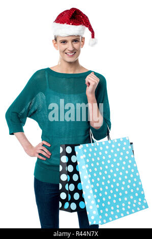 Attraktive Frau mit Einkaufstüten posing Stockfoto